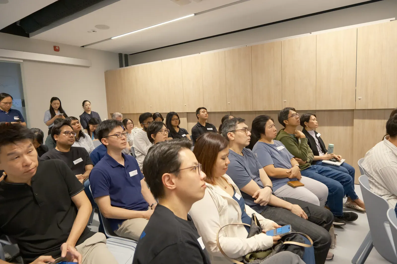 新加坡活动现场的参与者聆听项目分享
