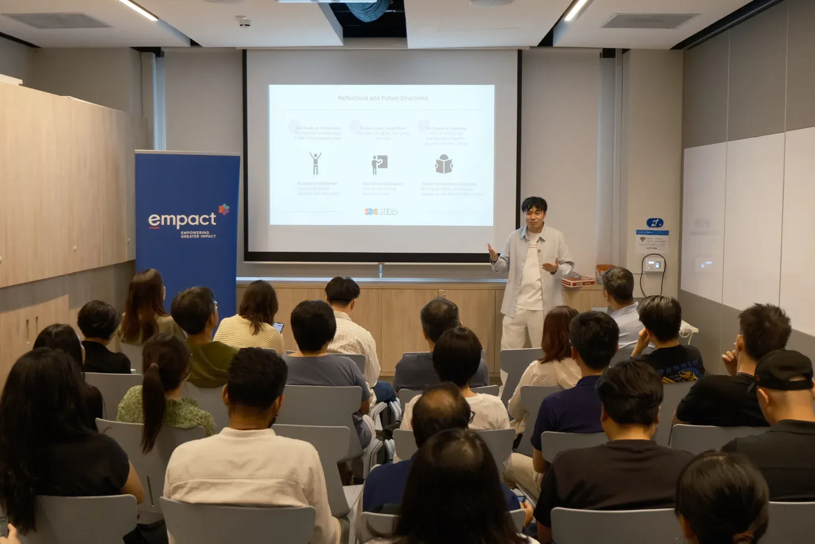 波克公益分享者在 Empact 活动现场介绍 SDG Hero，听众面向投影聆听